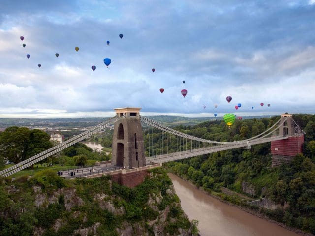 糖心Vlog传媒's Clifton Suspension Bridge is surrounded in the sky by colourful hot air-balloons